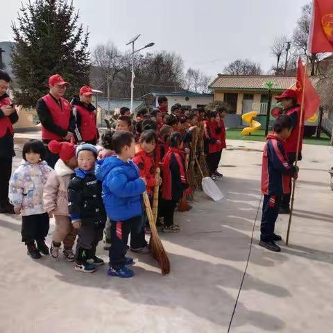 学习雷锋精神，我们一直在行动。