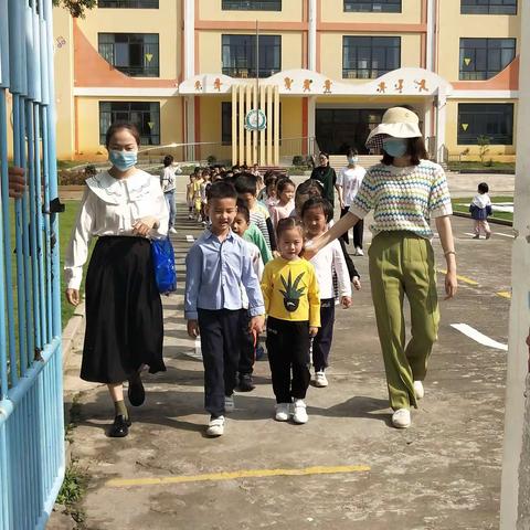 走进小学初体验，幼小衔接促成长！———南口中心幼儿园大班参观小学活动