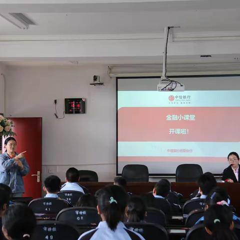 中信银行岳阳分行开展“3.15”消费者权益保护宣传暨“学雷锋，献爱心”活动