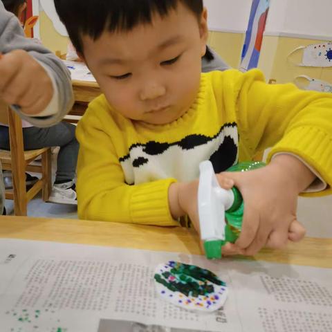 旺学府幼儿园托班美术🎨特色课《循蝴蝶之踪可抵春天》孩子们用活力的色彩碰撞出艺术的灵魂，感受生命的蜕变