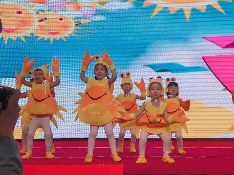 请欣赏舞蹈《螃蟹体操》