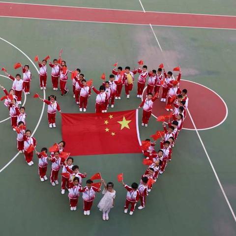 一颗红心心向党 妙笔生画赞祖国——垦利区第三实验小学二年级七班庆祝新中国成立70周年