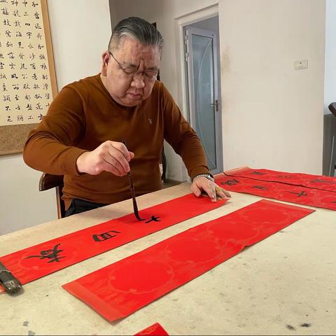 翰墨飘香添年味 书写春联送居民