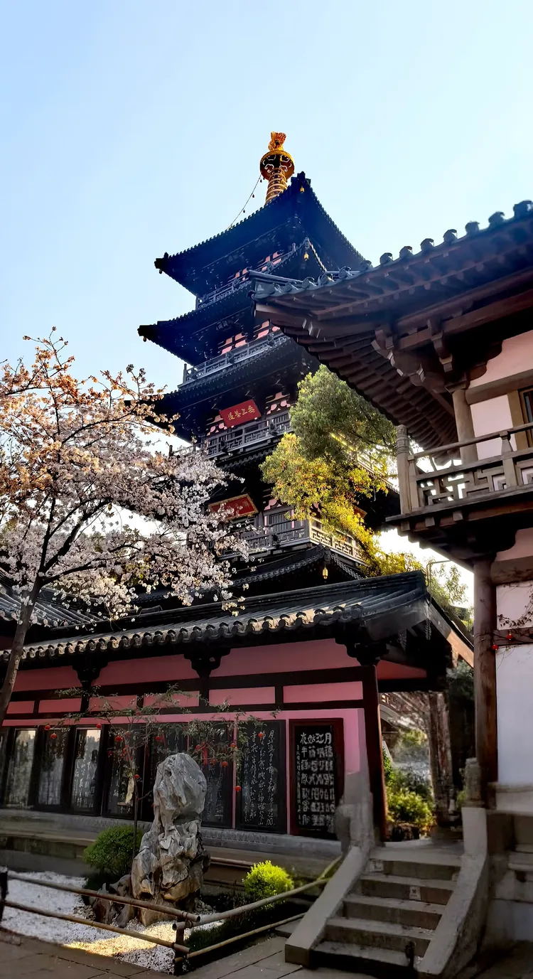 钟楼内悬挂着一口大钟,据说每年除夕夜,寒山寺都会