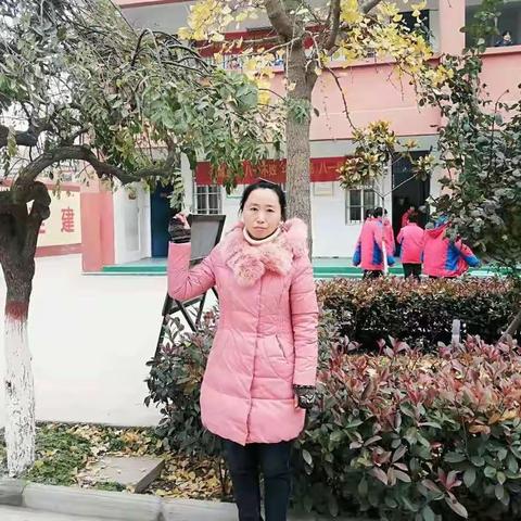 城关二中教坛精英：不忘初心铸师魂    ——七二班班主任  张凡