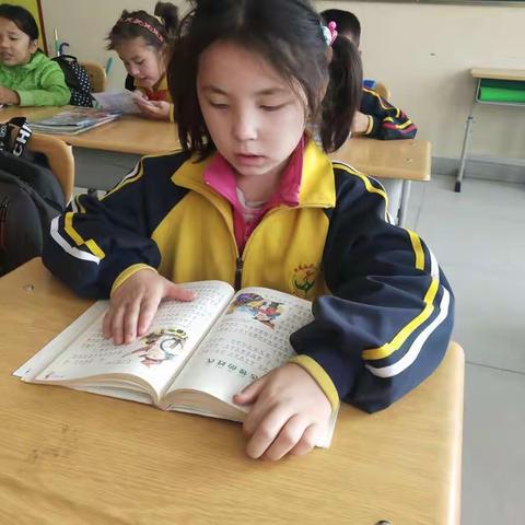 江格斯乡牧业寄宿制学校2018-2019学年第一学期低年级读书活动