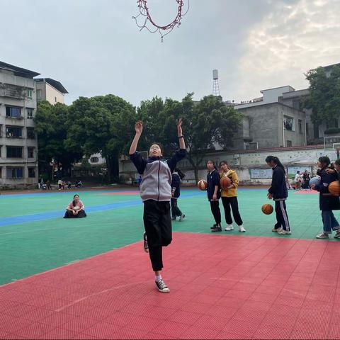 脚下三步走，手中篮球投——记立石中学初一女子篮球训练片段