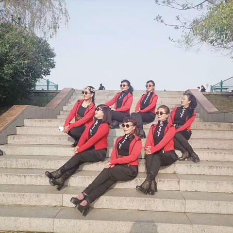 世界那么大，相聚不容易，女人一定要有几个陪你一起玩，一起疯的好姐妹。快乐时光，记录我们的故事！🌹🌹🌹