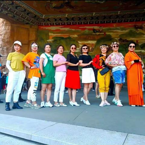 愿我们永远与阳光同行，与健康拥抱，与快乐相伴，与好运相聚，与所有的美好不期而遇，快乐开心每一天🌹🌹