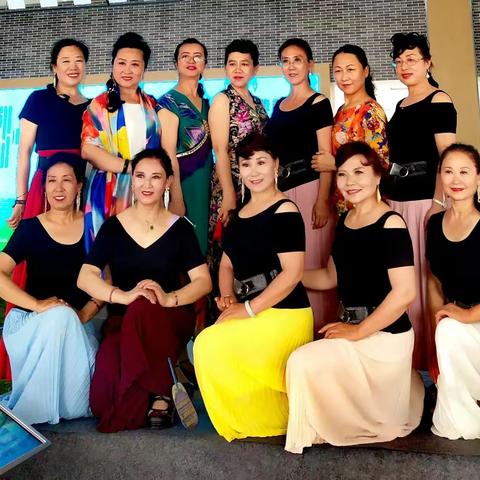 靓丽鸿雅队的姐妹们灵丘演出候场小花絮💃💃💃🌹🌹🌹