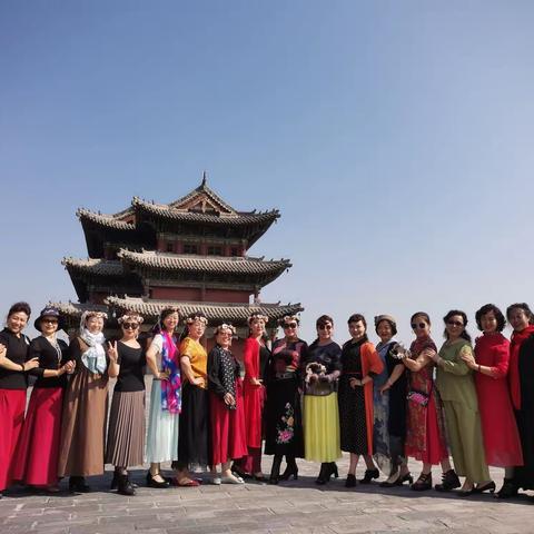 九月你好！和秋天的约会😄，用我们优雅姿态，靓丽风采展示在古城墙上，护城河畔留下了一道靓丽风景💃💃