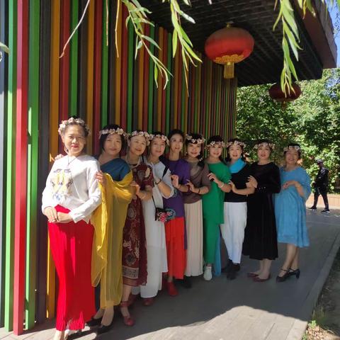 和秋天的约会…感恩遇见，分享美好，记录和姐妹们一起美好的一天！🍁🍁🌹🌹🌹