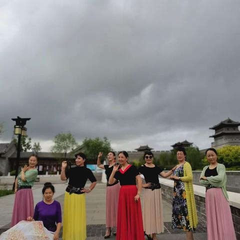 雨后姐妹们浪漫相约在护城河，这边风景独好😄😄💅💅🌹🌹🌹