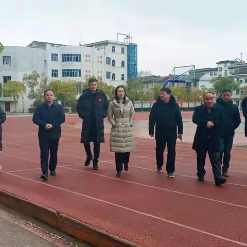 崇仁县人民政府副县长廖素芬检查指导四小老校区过渡性搬迁工作