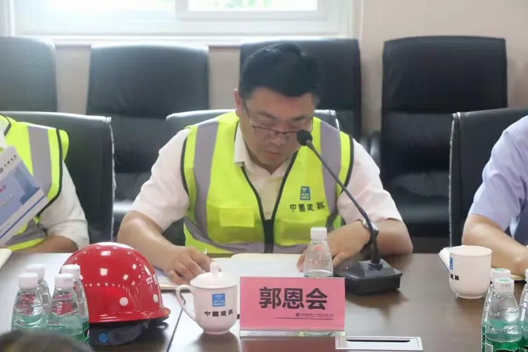 中建六局助理总经理、华南公司党委书记、董事长高振洲与顺德农商行业主一行到顺德农商行项目调研指导工作