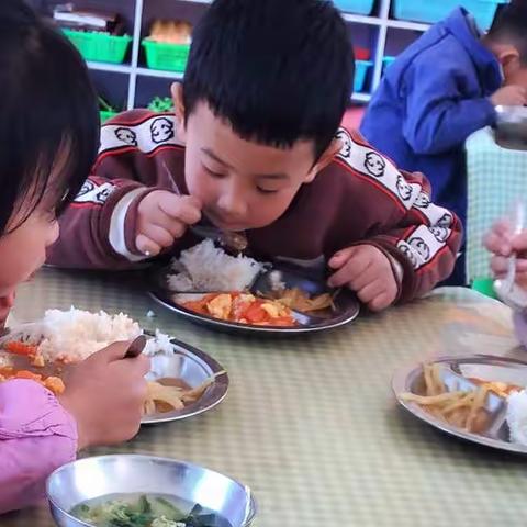 吃饭香香，身体棒棒👍——于桥乡马山幼儿园