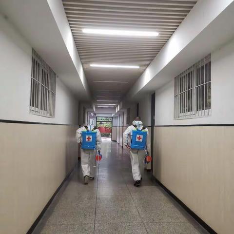 东方二中校园全面消杀———助力秋季开学