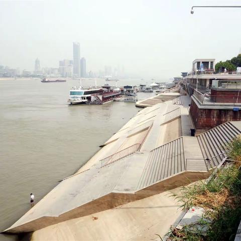 “汛期反枯”的 武 汉