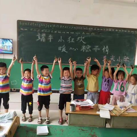 东尖小学幼儿园开展了“端午小狂欢，暖心粽子情”综合实践活动。