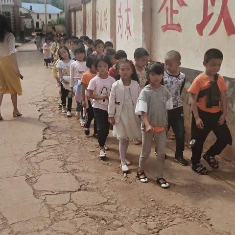 偏山幼儿园大班宝贝参观偏山小学