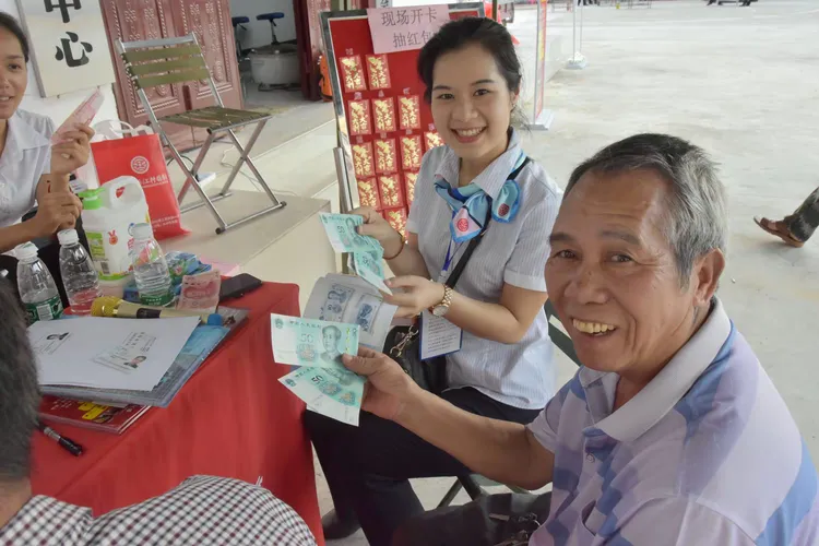 南宁马山长江村镇银行金融服务站揭牌仪式暨金融知识宣传活动