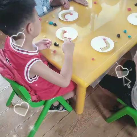 本周面泥幼儿作品:赛龙舟