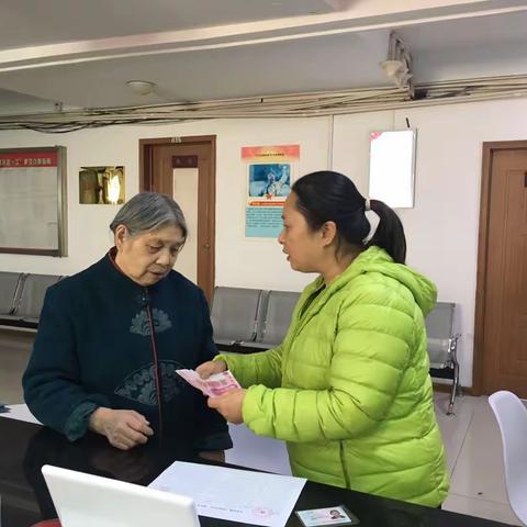 [长乐西路街道安仁坊社区为老年人发放重阳节慰问金]