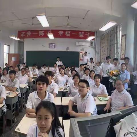 替女儿保存的中学毕业合影