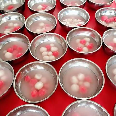 冬至到来了~今天我们育斌幼儿园中二班的小朋友又长一岁了，愿你们健康快乐成长！