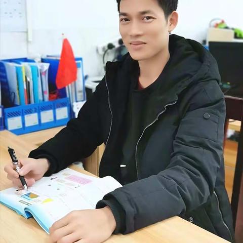 杏坛磨砺筑师德 四季耕耘育桃李---记凭祥市优秀教师龙百明