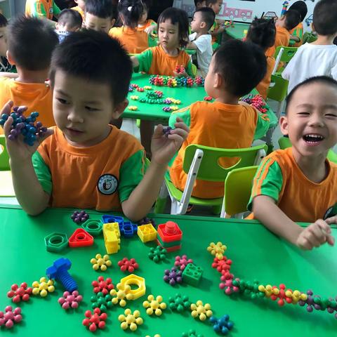 小手动一动，我会搭积木。