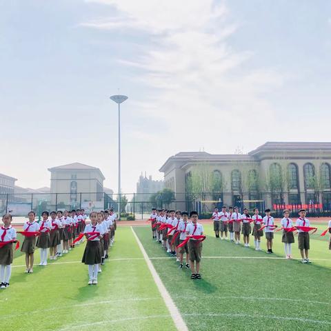 “高举队旗跟党走，争做新时代好队员”——记临沂外国语小学部一年级少先队分批入队仪式