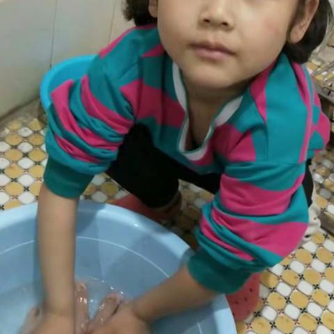 奥城小学一三班感恩活动之感恩母亲