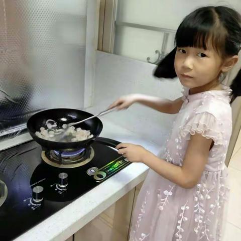 奥城小学一(3)感恩系列《亲自下厨——为妈妈做顿饭》