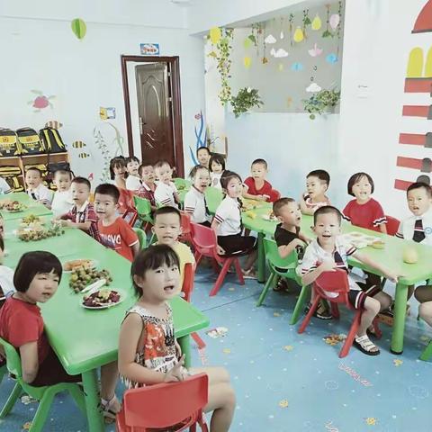 祝大苹果幼儿园大大班的宝贝们中秋节快乐！