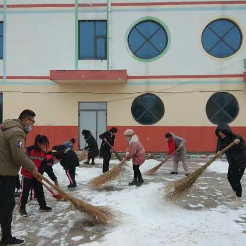 师生齐扫雪  安全暖人心