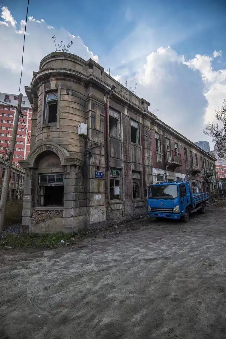 这里是改造前的东关街,一座座老建筑续写一段旧日的时光