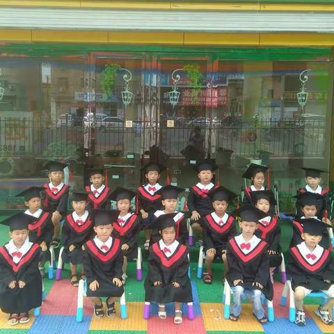 巧手树幼儿园大二班毕业留念