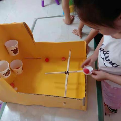 巧手树幼儿园大二班   教玩具的魅力