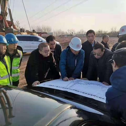 晋中公路分局局长张惠民在国道208线新建工程现场办公