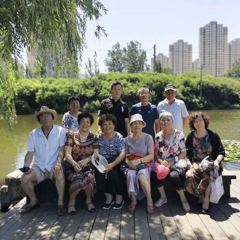 夏季同学相聚在湿地公园