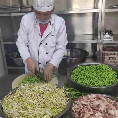 打造名厨亮灶          共享乐龄生活                ——湛北敬老院食品安全篇