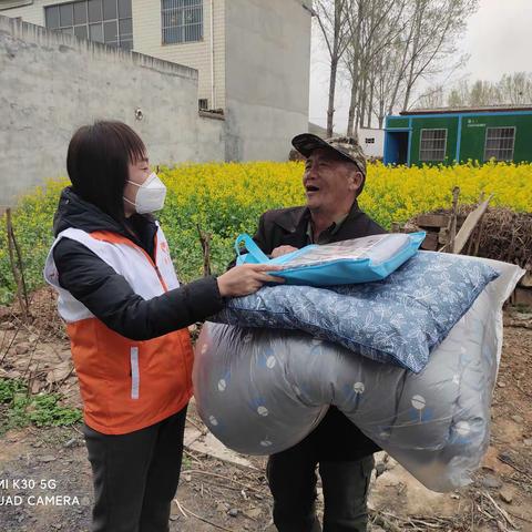 爱心献社会     真情暖人间                  —社工站爱心帮扶活动