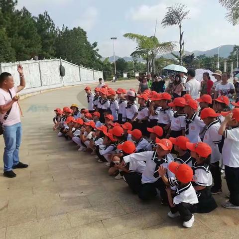 金秋迎新，阳光成长！实验小学东校区一年级(2)第一次秋游记忆犹新