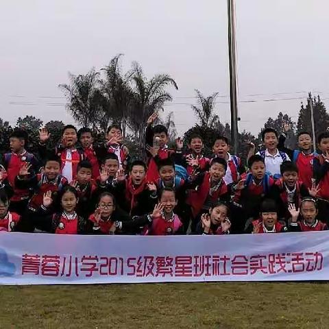 秋景引闲步,出游不知疲。