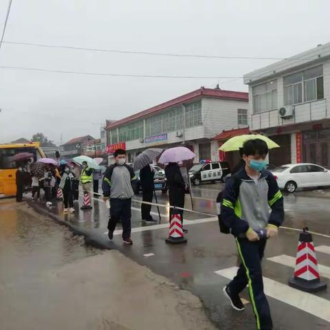 守得花开日    校园重聚首