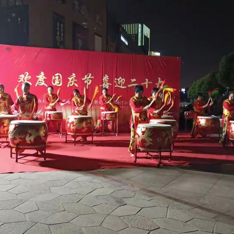 庆国庆刘芳社区文艺演出。