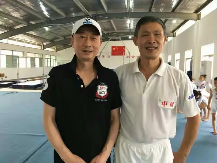 奥运会体操世界冠军童非与孩子们的合影留念
