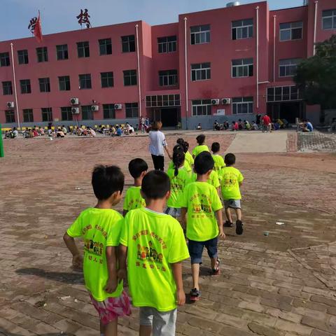 摇篮幼儿园大班宝贝们走进同望小学参观