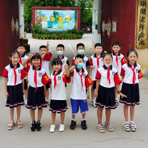 小小志愿者，爱心暖夕阳